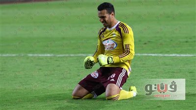 حارس مرمى المصري يحصل على تيشيرت «متعب»