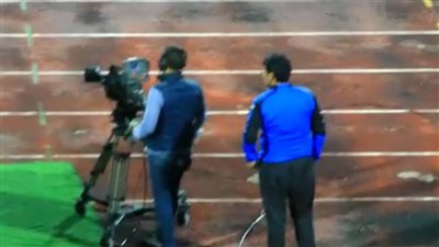 سامى الشيشنى يلجأ لأحد مصورى التلفزيون للتأكد من عدم صحة احتساب هدف كريم بامبو (فيديو)