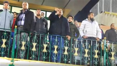مشجع زملكاوي للاعبين من المدرجات: حرام عليكم اللي بتعملوه فينا (فيديو)