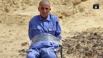 بالصور.. «داعش» ينفذ عملية إعدام «سحقا بالصخرة» في اليمن