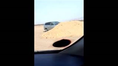 بالفيديو.. سيارة تختبئ من الشمس بطريقة غريبة في السعودية