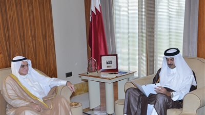 بالصور.. صدمة على وجه تميم أثناء قراءته رسالة أمير الكويت