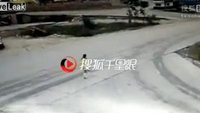 رد فعل صادم للسائقين لحظة دهس شاحنة فتاة (فيديو)