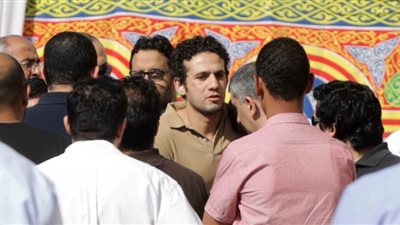 وفد سموحة يعزي محمد فضل في وفاة نجله