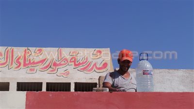 بالصور.. عامل معمار: «اتعودنا على الشمس وده أكل عيشنا»