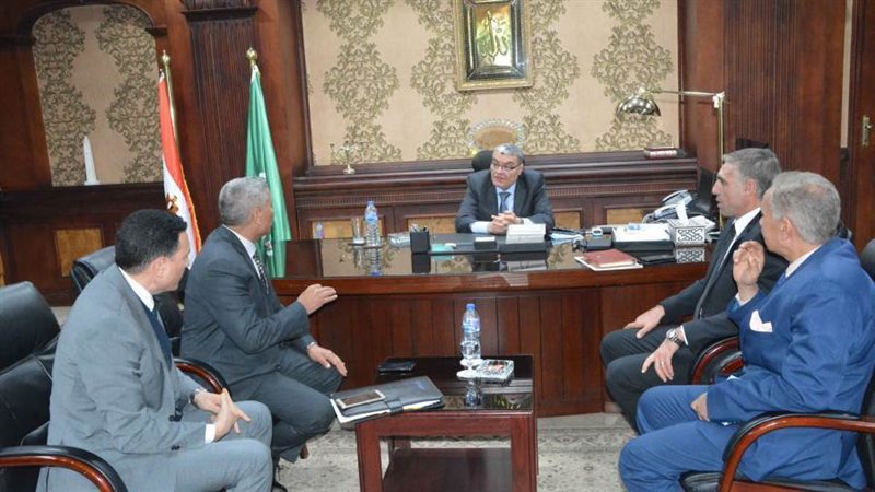 محافظ المنيا مع وفد