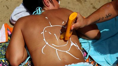 كريمات الوقاية من الشمس.. دواء وداء