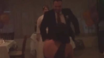 رجل يوجه الضربة القاضية لامرأة في حفل زفاف (فيديو)