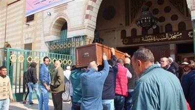 وصول جثمان المخرج الراحل ياسر زايد إلى مسجد السيدة نفيسة | صور