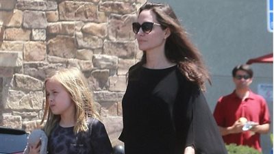 بالصور.. أنجلينا جولي تتجول بالعباءة مع طفلتها في لوس أنجلوس