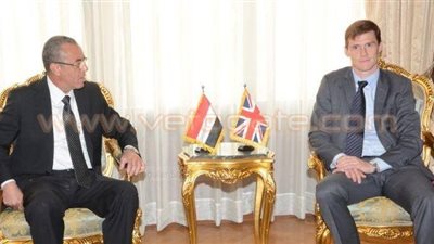 وزير الطيران المدني يلتقي السفير البريطاني بالقاهرة