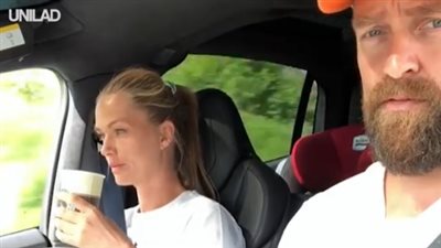 رجل ينفذ مقلبا في زوجته بسيارتهما (فيديو)