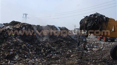 بالصور.. محافظ الشرقية يتابع أعمال رفع أكوام القمامة بمنطقة الفدان