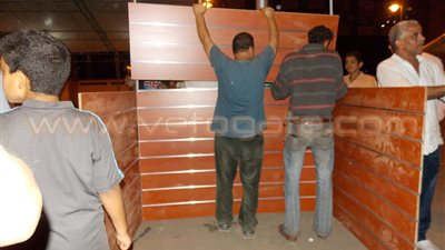 بالصور.. بناء أول كشك للملابس بسوق 