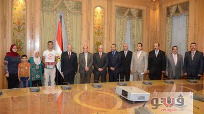 بالصور.. «العصار» يكرم الأول على الجمهورية خريج المدرسة الفنية