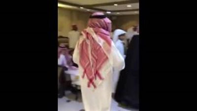 بالفيديو.. سعودي يقدم أغرب هدية لعريس في حفل زفافه