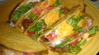 خبز التاكو بحشو اللحم المفروم والخضروات لعشاء خفيف وشهي