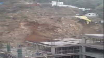 بالفيديو.. رد فعل عمال لحظة انهيار جبل