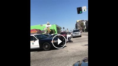 بالفيديو.. «شرشحة أمريكاني» فتاة تهاجم شرطيا وتسبه وسط الشارع