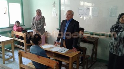بالصور.. محافظ بورسعيد يتفقد لجان امتحانات الشهادة الإعدادية