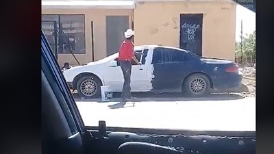 رجل يغير لون سيارته بطلاء الجدران (فيديو)
