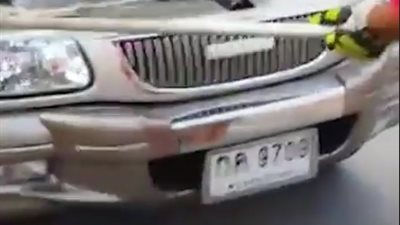 سائق يعثر على ثعبان وزنه 30 كيلو جرام داخل محرك سيارته (فيديو)