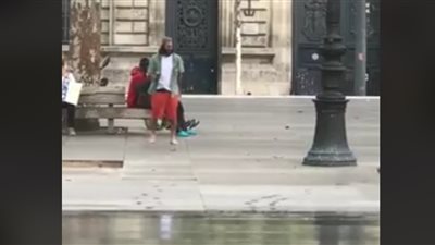 شاب يتزحلق على مياه أغرقت شارع كالجليد (فيديو)