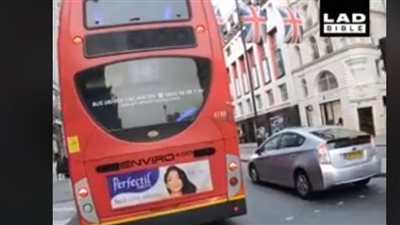 سائق حافلة يمنع حادث تصادم (فيديو)