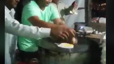 بيض يفسد محاولات شاب للطهي (فيديو)