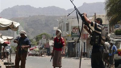 قتلى وجرحى في صفوف الحوثيين إثر استهداف سيارة في الحديدة