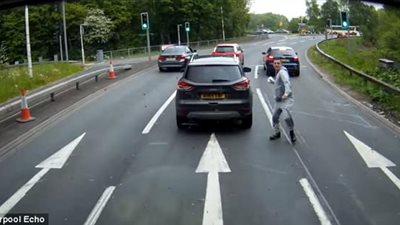 رجل يلقي زجاجة حليب على سائق شاحنة (فيديو وصور)