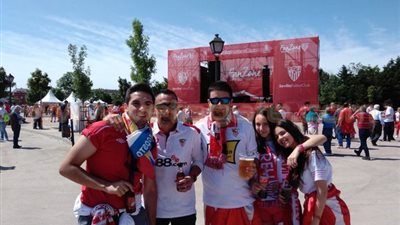 بالصور.. جماهير أشبيلية تحتشد بقوة لموازرة فريقها أمام برشلونة