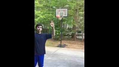 بالفيديو.. مراهق مغرور يتعرض لموقف محرج