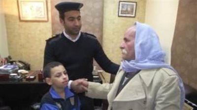أمن القاهرة يعيد طفلا تائها عثر عليه بوسط البلد لوالده