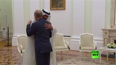 لحظة استقبال بوتين لولي عهد أبو ظبي في الكرملين (فيديو)