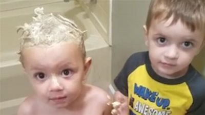 بالفيديو والصور.. طفلان يصدمان والدتهما بإغراق نفسيهما في الزبد