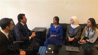 وزير الرياضة يلتقى وفد مركز الشباب العربي على هامش منتدى شباب العالم