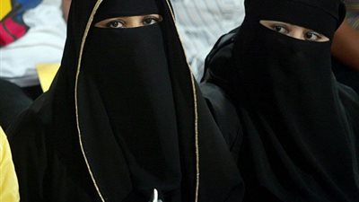 شاهد.. ماذا فعل شاب بفتاة خليجية أهدته 450 ألف ريـال للزواج منها