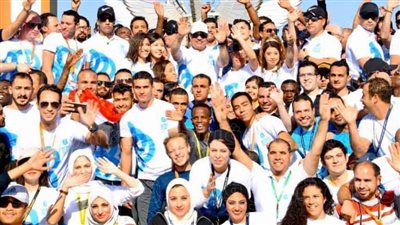 السيسي يلتقي الشباب المشاركين في ماراثون السلام أمام أيقونة السلام بشرم الشيخ..صور