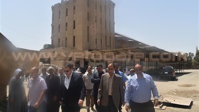 محافظ الفيوم يعنف إدارة مصنع جرفس ويصرف سلفة مؤقتة لسداد الأجور