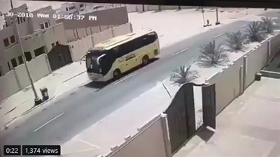 نجاة طفل ومشرفة بمدرسة من الدهس أسفل عجلات حافلة (فيديو)