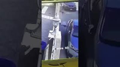 لحظة سرقة لص سيارة في وضح النهار (فيديو)