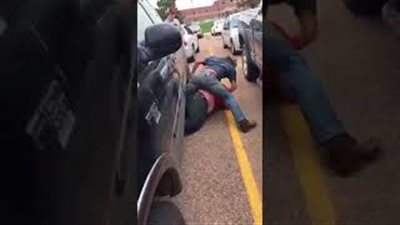 رجل يلقن بدينا علقة ساخنة (فيديو)