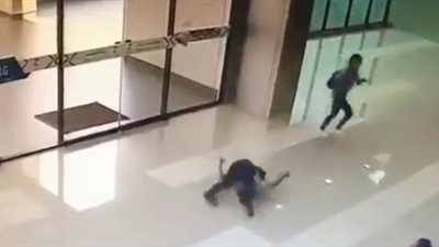 لحظة سقوط عامل من أعلى بناية (فيديو)