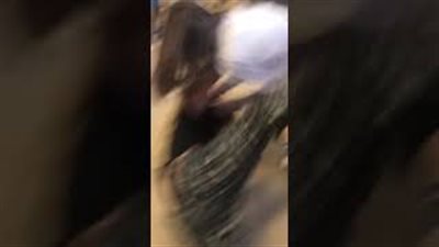 مشاجرة عنيفة بين فتاتين داخل مدرسة بأمريكا (فيديو)