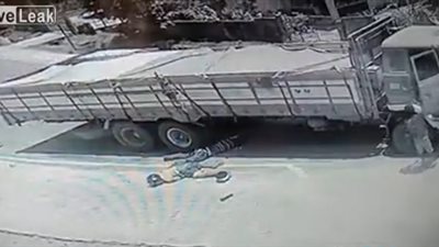 نهاية سائق دراجة نارية فقد السيطرة عليها لسرعته الجنونية (فيديو)