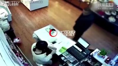 رجل يعتدي على امرأة بطريقة وحشية داخل محل (فيديو)