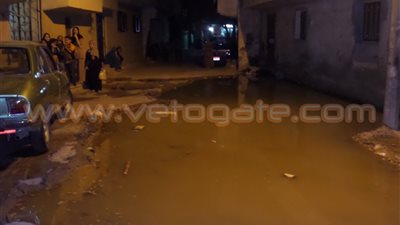 بالفيديو.. انفجار ماسورة صرف صحي يتسبب في غرق المنازل بالشرقية