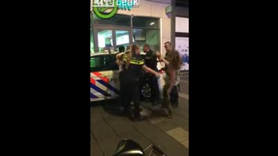 شرطي يعتدي على امرأة بطريقة وحشية (فيديو)