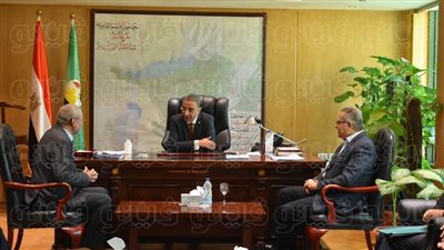 محافظ الفيوم يبحث الارتقاء بالقطاعين الصناعي والاستثماري بالمحافظة